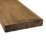 Deck em Madeira de Pinho Silvestre, Termo Modificado, 140mm largura, Ranhurado – Fixação com Parafuso