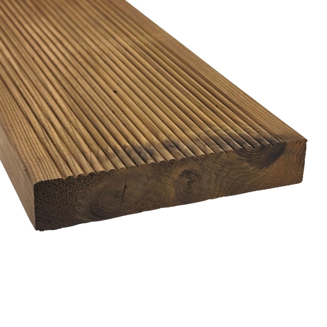 11 Deck em Madeira de Pinho Silvestre, Termo Modificado, 140mm largura, Ranhurado – Fixação com Parafuso - Image 1