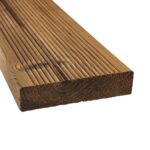 Deck em Madeira de Pinho Silvestre, Termo Modificado, 115mm largura, Ranhurado – Fixação com Parafuso